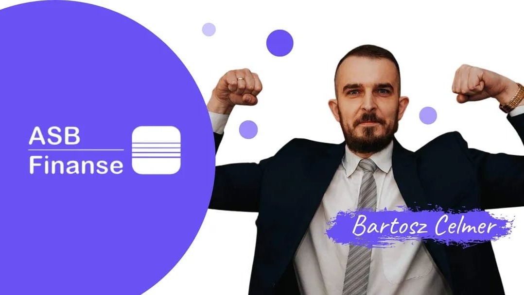 Mężczyzna w garniturze, z brodą, prezentuje siłę z uśmiechem na twarzy, obok logo ASB Finanse i imię Bartosz Celmer.