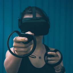 Gry, trening fitness, podróże  w wirtualnym świecie, fi,y 360 stopni. Wszystko jest możliwe w goglach VR. Wynajmij je w Realityplus.pl