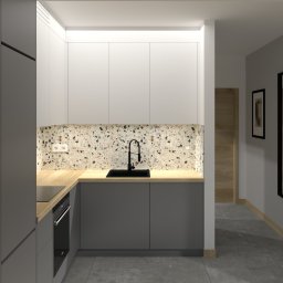 EF-KA Studio Design EWA WESOŁEK-PRZYCHODZKA - Nowoczesna kuchnia z szarymi szafkami dolnymi, białymi górnymi i blatem z jasnego drewna, czarny zlew i bateria, ściana nad blatem wykończona mozaiką w stylu lastryko.