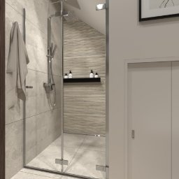 EF-KA Studio Design EWA WESOŁEK-PRZYCHODZKA - Nowoczesna kabina prysznicowa ze szklanymi drzwiami, deszczownicą i półką z kosmetykami na tle ściany wyłożonej poziomymi panelami, obok widoczne drzwi.