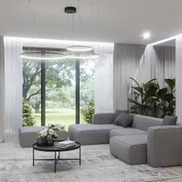 Nowoczesny salon z szarym modułowym narożnikiem, okrągłym stolikiem kawowym z kwiatami i książkami, dużym oknem z widokiem na ogród, abstrakcyjnymi obrazami na ścianie i okrągłymi wiszącymi lampami.