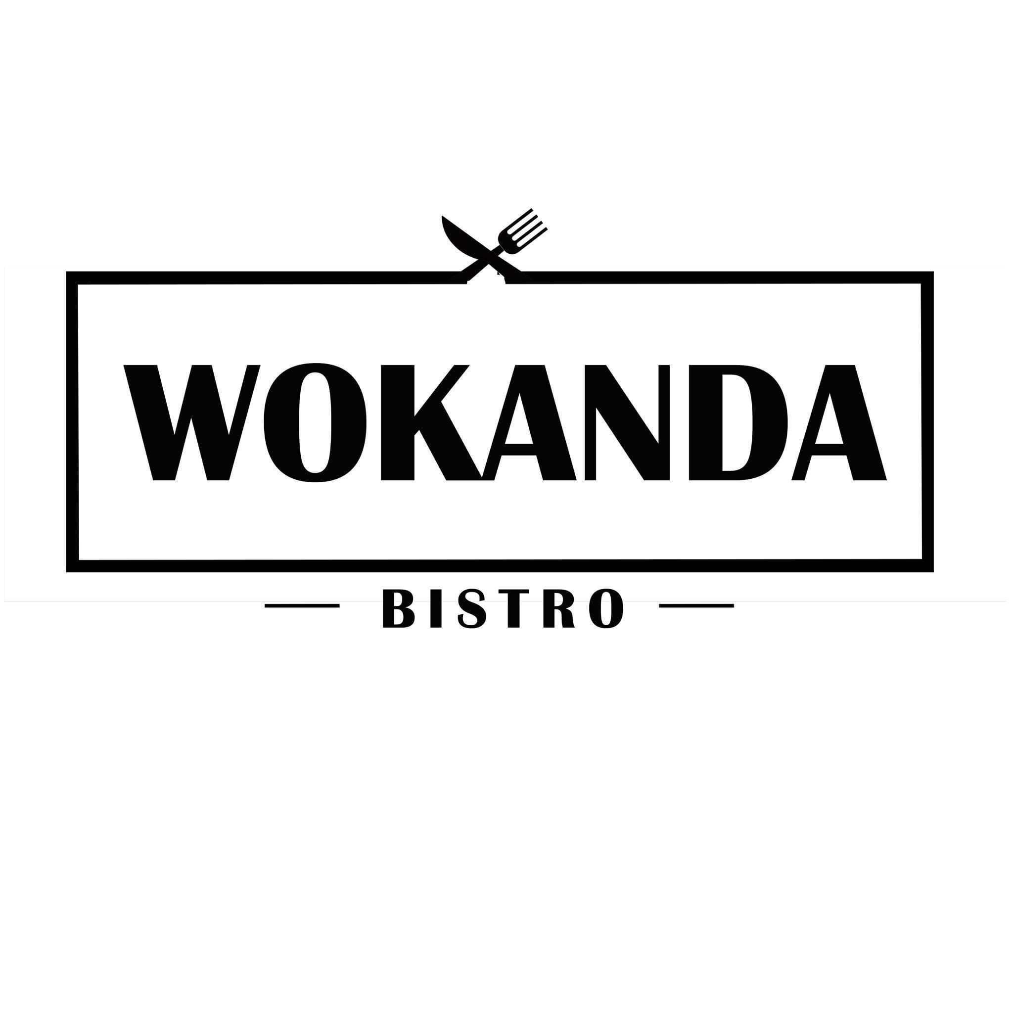 Logo bistro Wokanda, czarny napis w prostokątnej ramce, nad napisem skrzyżowany nóż i widelec, pod napisem słowo Bistro oddzielone poziomymi kreskami.