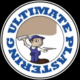 Ilustracja logo firmy budowlanej: kreskówkowy mężczyzna w niebieskiej czapce nakłada szpachelką beżową masę na ścianę, całość umieszczona w okręgu z napisem 'ULTIMATE PLASTERING'.