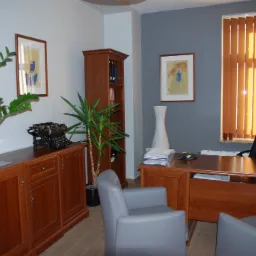 Eleganckie biuro z drewnianymi meblami, roślinami doniczkowymi i starą maszyną do pisania, oświetlone przez pionowe żaluzje, tworzące ciepłą atmosferę.