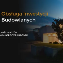 Nowoczesny dom jednorodzinny z płaskim dachem oświetlony wieczornym światłem, z logo firmy oferującej obsługę inwestycji budowlanych w lewym górnym rogu.