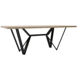 Stół z blatem z jasnego drewna i geometryczną podstawą z czarnego metalu, widok z boku na białym tle.