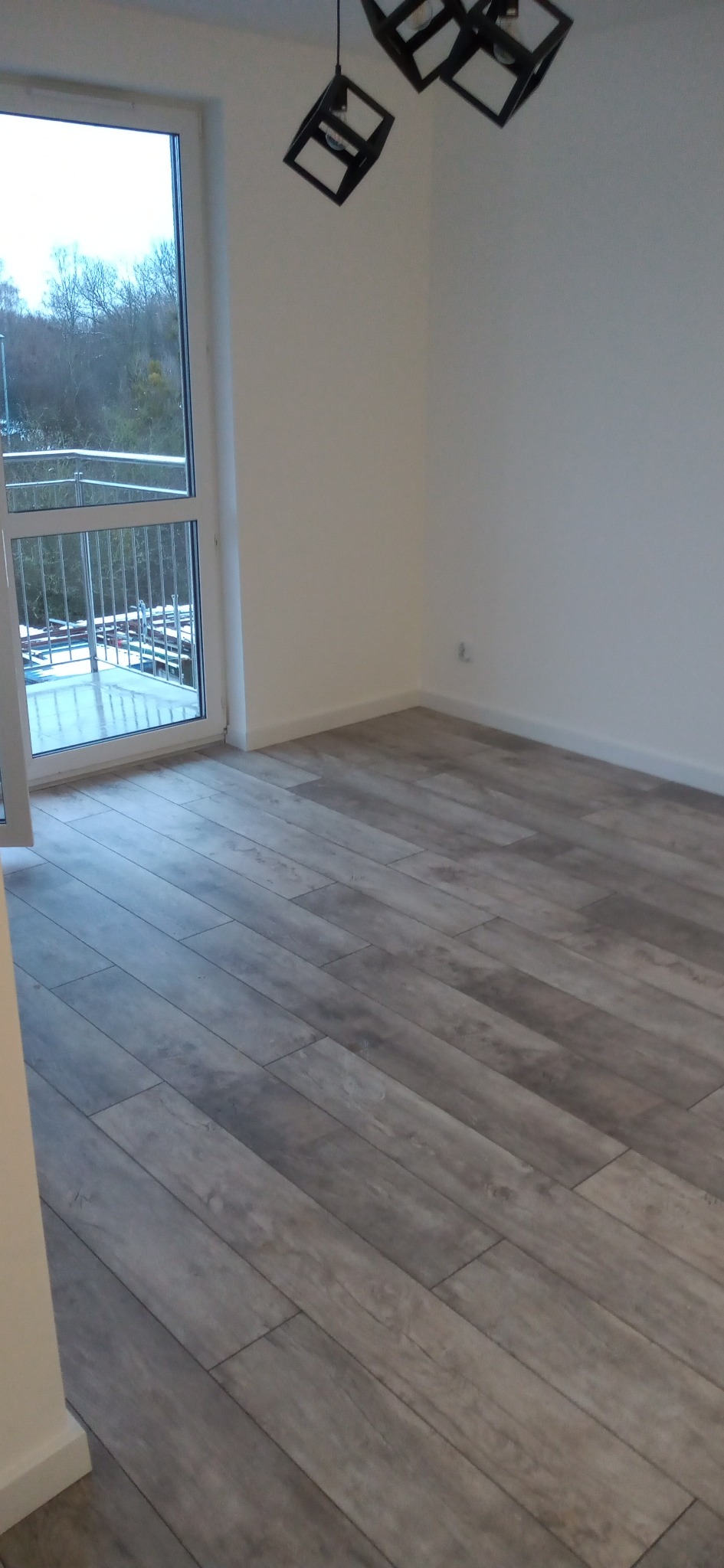 Wykonanie elektryki, tynkowania, szpachlowania, malowanie i panele podłogowe