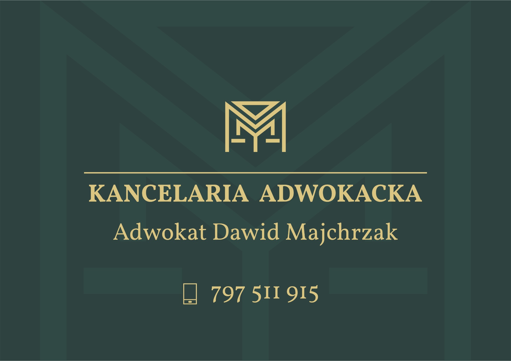 Grafika z logo Kancelarii Adwokackiej Adwokat Dawid Majchrzak, złote napisy i symbol na ciemnozielonym tle z subtelnym wzorem geometrycznym.