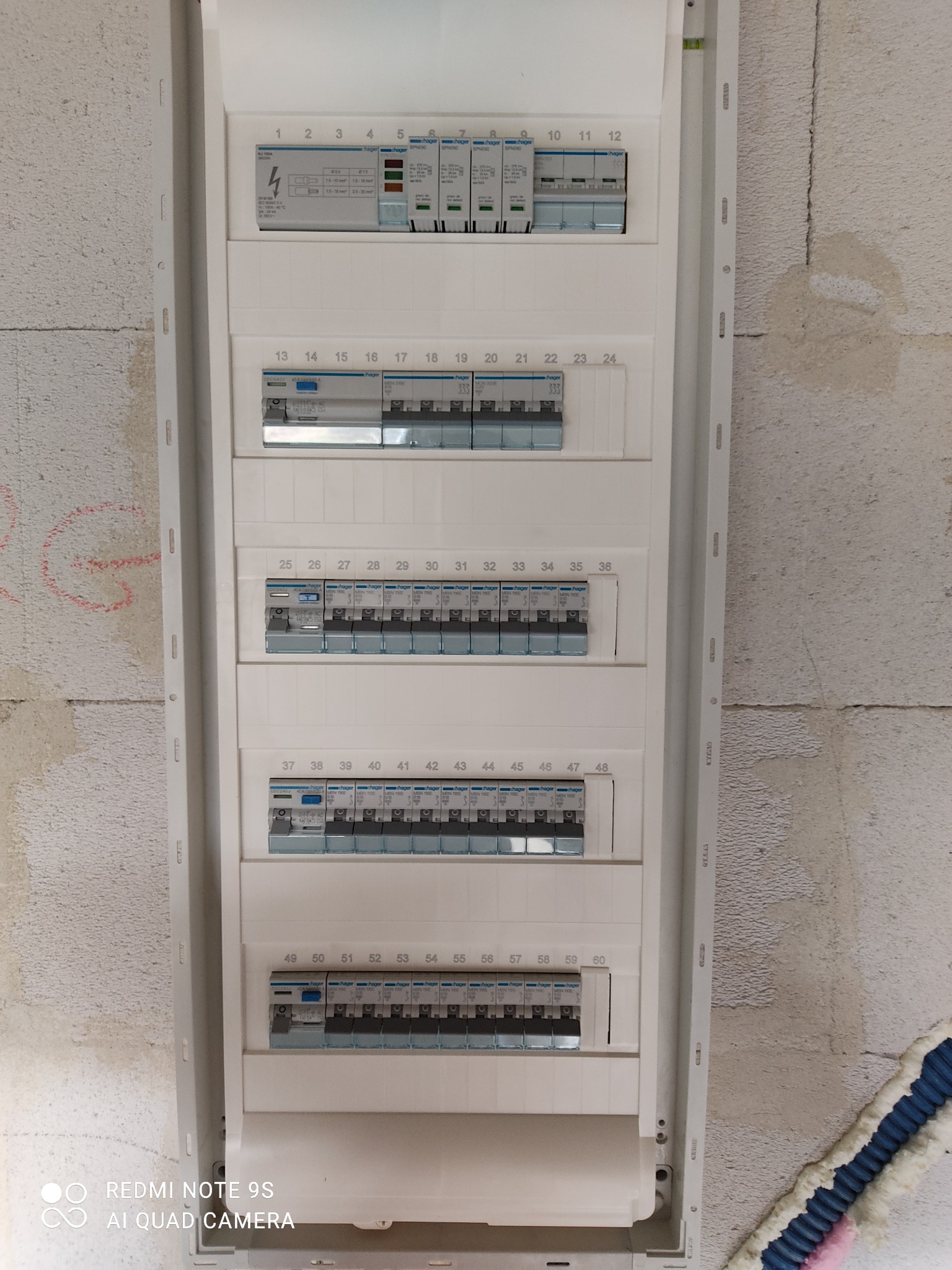 Wykonana rozdzielnica elektryczna w której zostały wykorzystane markowe produkty firmy Hager.