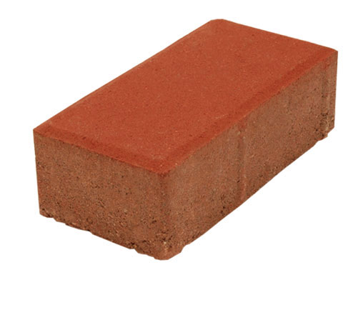 Pojedyncza, czerwona kostka betonowa na białym tle, prezentowana przez producenta z Czechowic Dziedzic, specjalizującego się w galanterii betonowej.