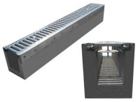 Odwodnienie liniowe z betonu, prezentowane w dwóch ujęciach: podłużnym i przekroju poprzecznym. Widoczne żeliwne kratki odpływowe i betonowa konstrukcja. Ujęcie studyjne na białym tle.