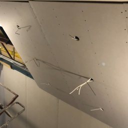 Wykonanie wypustów oświetlenia pod sufit podwieszany