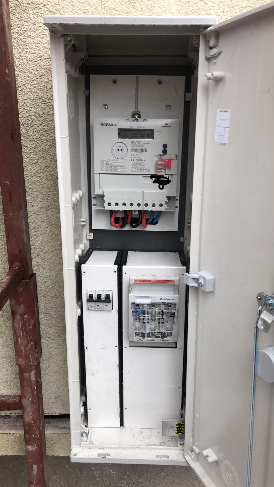 Przeniesienie licznika z klatki schodowej na zewnątrz budynku jednorodzinnego.