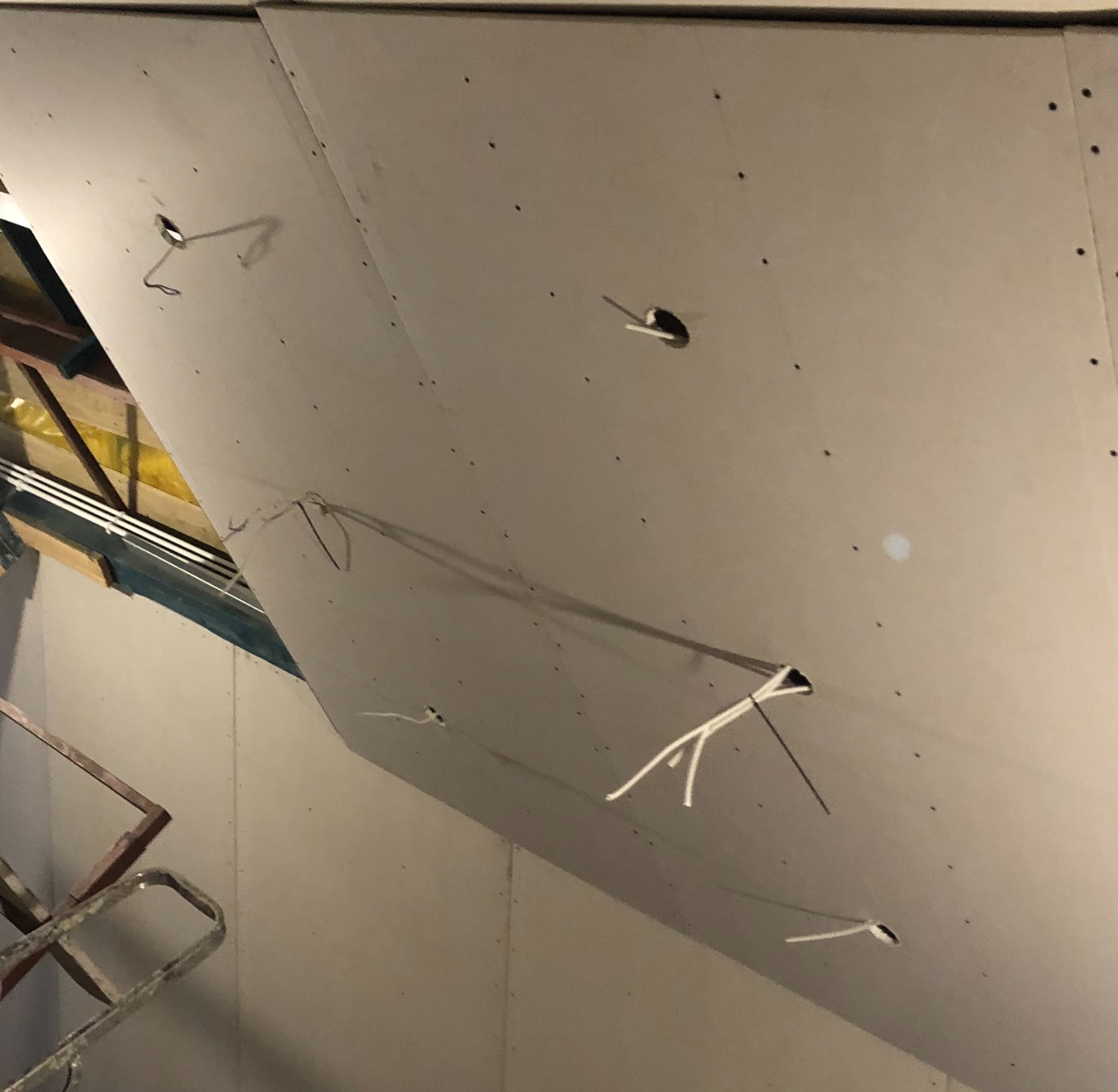 Wykonanie wypustów oświetlenia pod sufit podwieszany