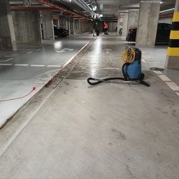 Grupa Oskar White Sp. z o. o. - Doczyszczanie hali garażowej