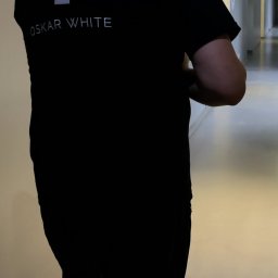 Mopowanie na sucho podczas stałego utrzymania czystości