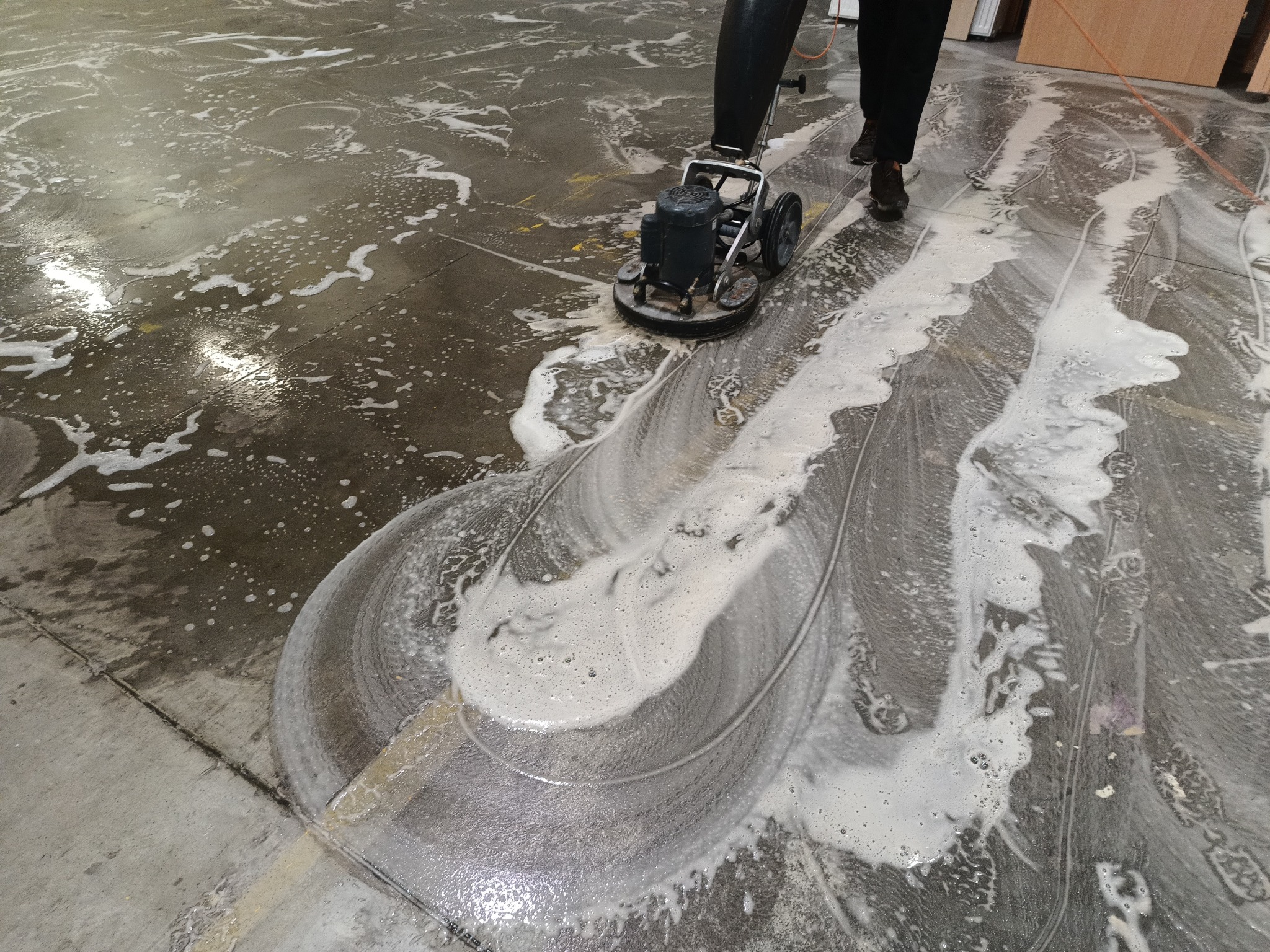 Doczyszczanie posadzki w magazynie