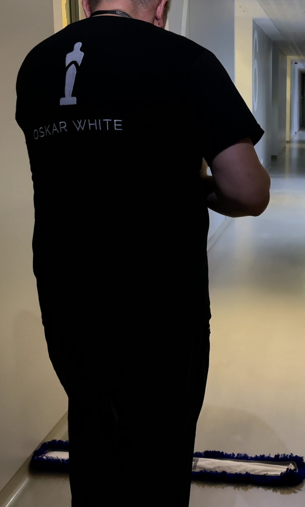 Mopowanie na sucho podczas stałego utrzymania czystości