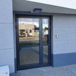 Nasza realizacja drzwi wejściowe aluminiowe do budynku wielolokalowego w Olecku