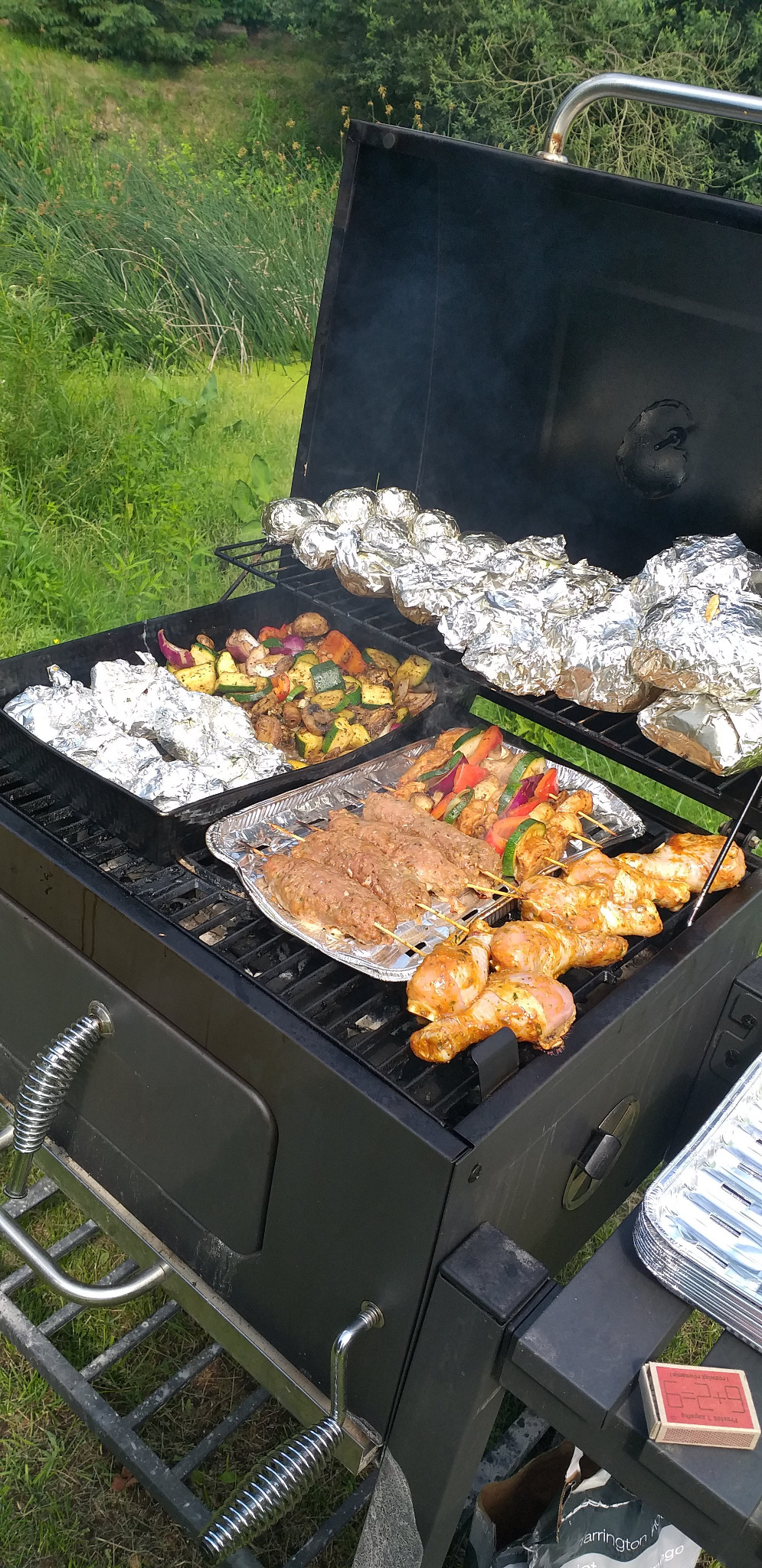 impreza grillowa - ziemniaki pieczone , szaszłyki , filet z kurczaka nadziewany , warzywa itp