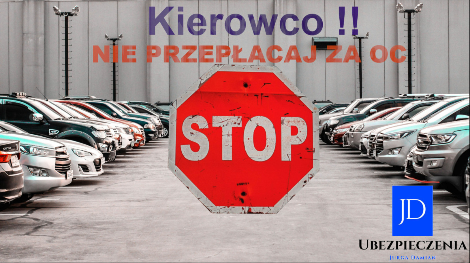 Parking pełen samochodów z czerwonym znakiem STOP na pierwszym planie oraz hasłem 'Kierowco!! Nie przepłacaj za OC' i logo firmy ubezpieczeniowej w prawym dolnym rogu.