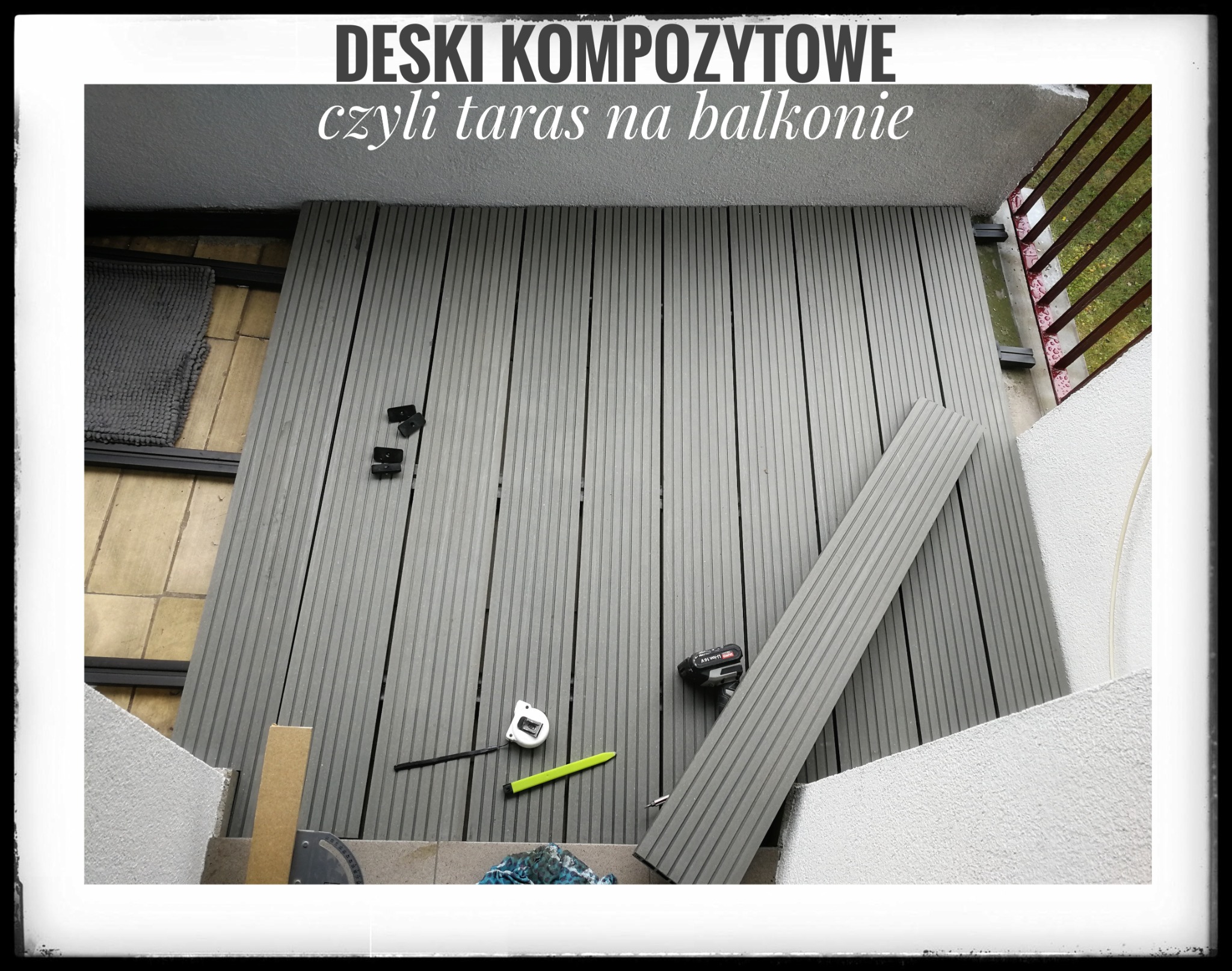 Montaż szarej deski kompozytowej na balkonie w Poznaniu, widoczne narzędzia: wiertarko-wkrętarka, miarka zwijana i ołówek stolarski.
