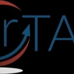 Logo firmy z nazwą 'arTAX' w kolorze niebieskim, gdzie strzałka w górę zastępuje literę 'T', a litery 'ar' otoczone są półokręgiem w kolorach czerwonym i niebieskim na czarnym tle.