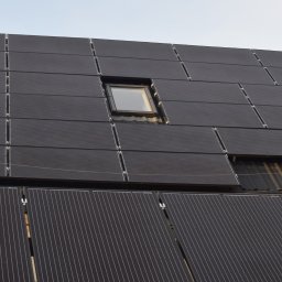 Montaż instalacji 10kW, panele monokrystaliczne, częściowo na dachu, częściowo na płycie tarasowej