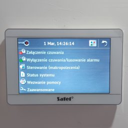 Manipulator dotykowy systemu alarmowego Satel. Idealnie sprawdza się w systemach rozbudowanych o automatykę budynkową.
