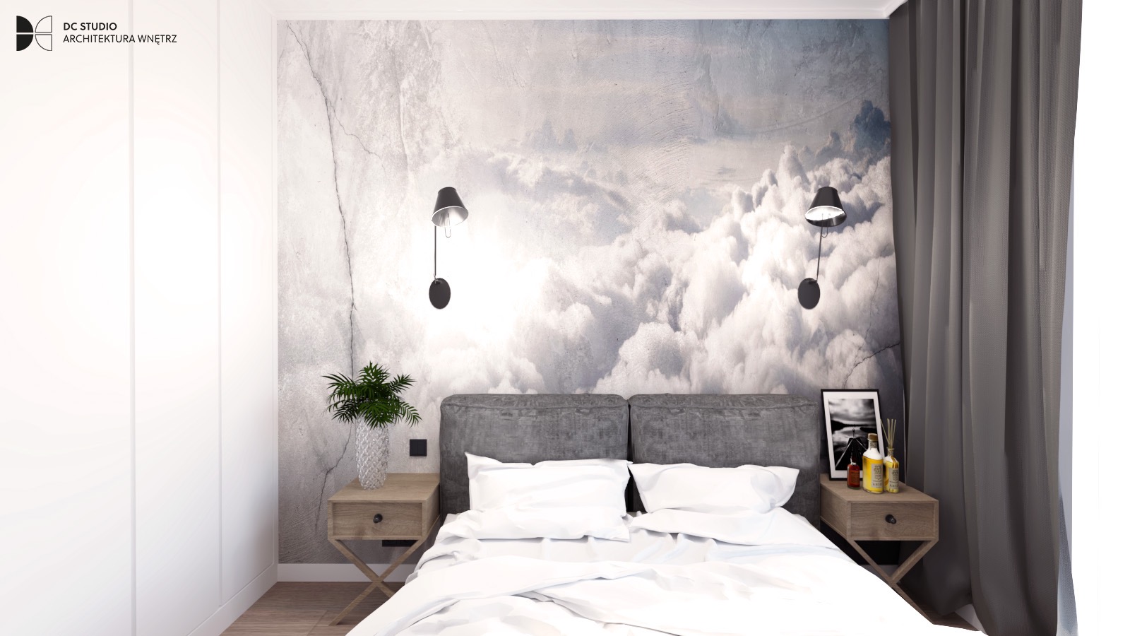 Sypialnia z fototapetą imitującą chmury, oświetlona czarnymi kinkietami, z drewnianymi szafkami nocnymi i zasłonami w kolorze szarym.