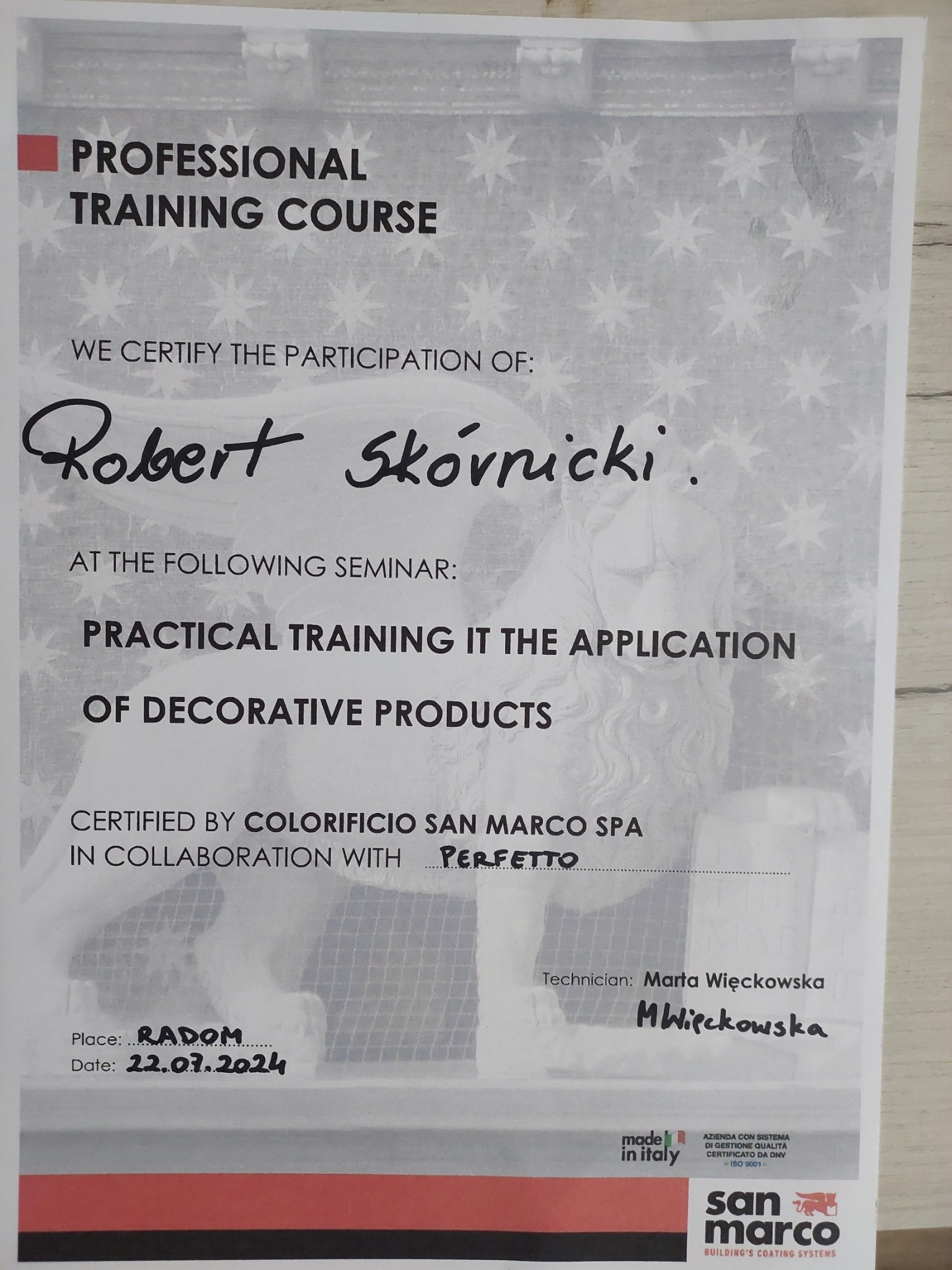 Certyfikat ukończenia kursu zawodowego z zakresu stosowania produktów dekoracyjnych firmy San Marco, podpisany przez technika Martę Więckowską, z datą 22.07.2024.