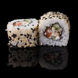 Dwa kawałki sushi z łososiem, ogórkiem i białym serkiem, posypane białym i czarnym sezamem, leżące na czarnym, błyszczącym tle.