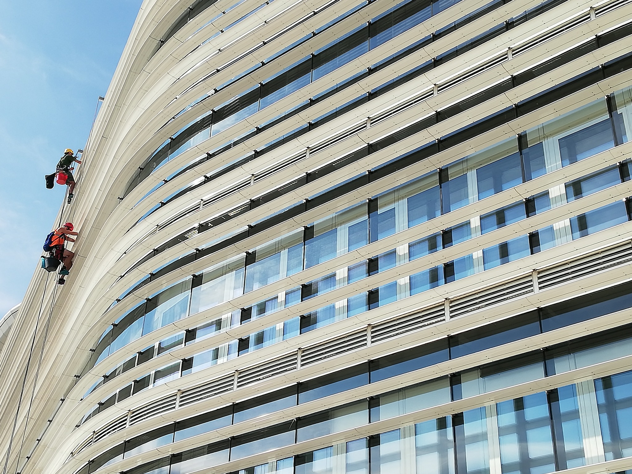 Alpinistyczne mycie szklanej elewacji