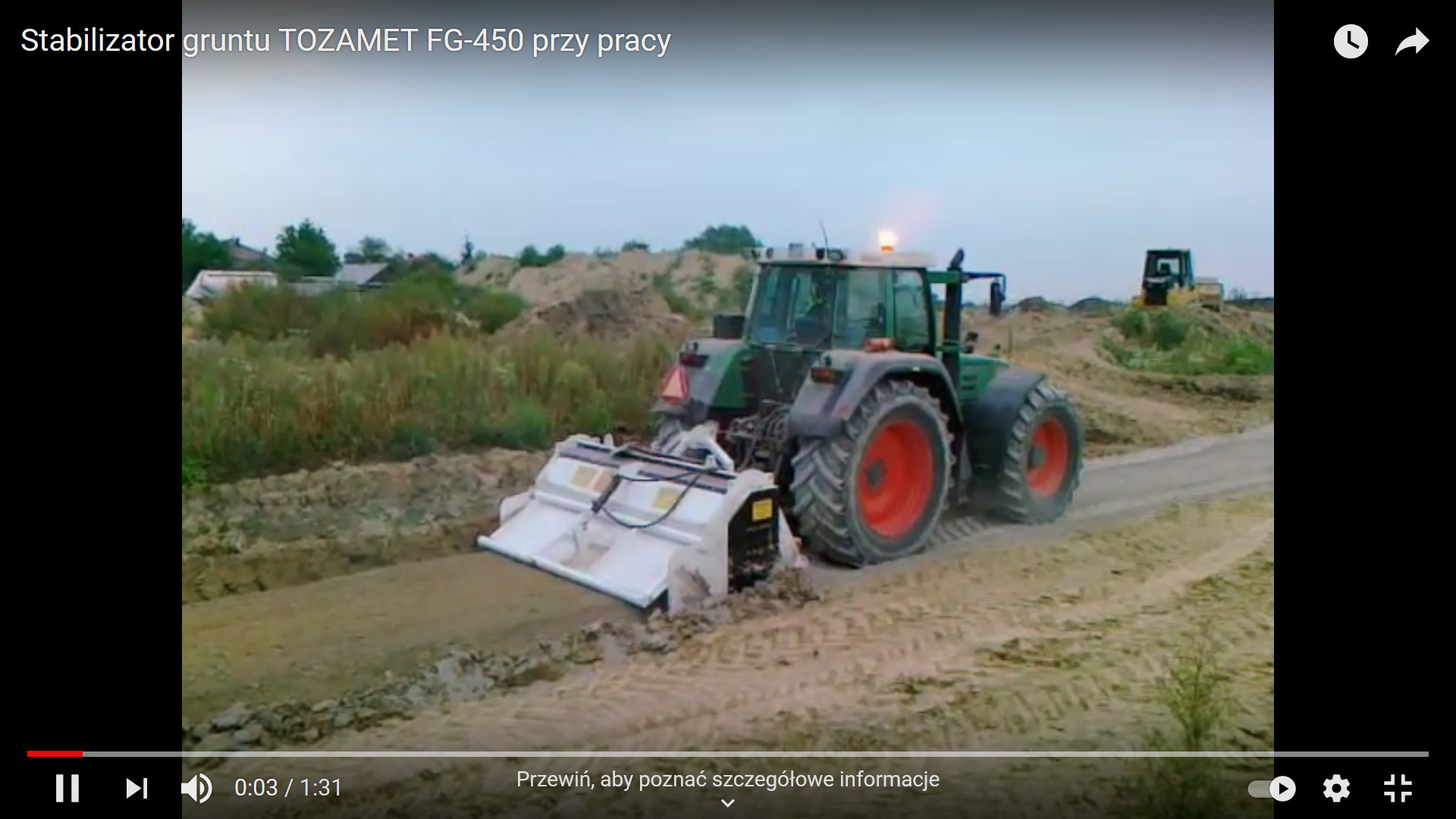 Traktor z frezarką stabilizującą grunt TOZAMET FG-450 podczas prac ziemnych, w tle widoczna koparka