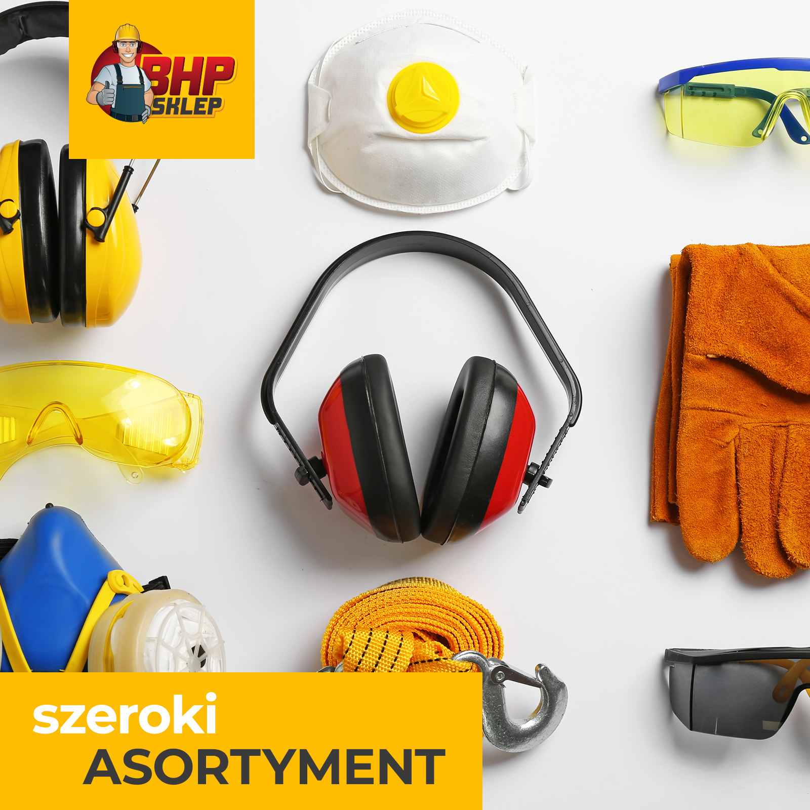 Zestaw środków ochrony osobistej BHP na białym tle: maska filtrująca, nauszniki przeciwhałasowe, okulary ochronne żółte i szare, rękawice robocze pomarańczowe oraz żółty pas transportowy z hakiem.