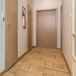 Taka podłoga z prawdziwego drewna jest jedną z głównych ozdób wnętrza!