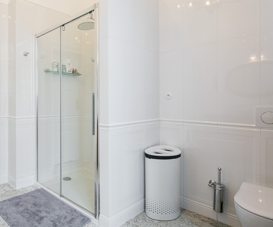 Przestrzeń na prysznic można wydzielić w jeden dzień ścianką i uzyskać taki oto efekt