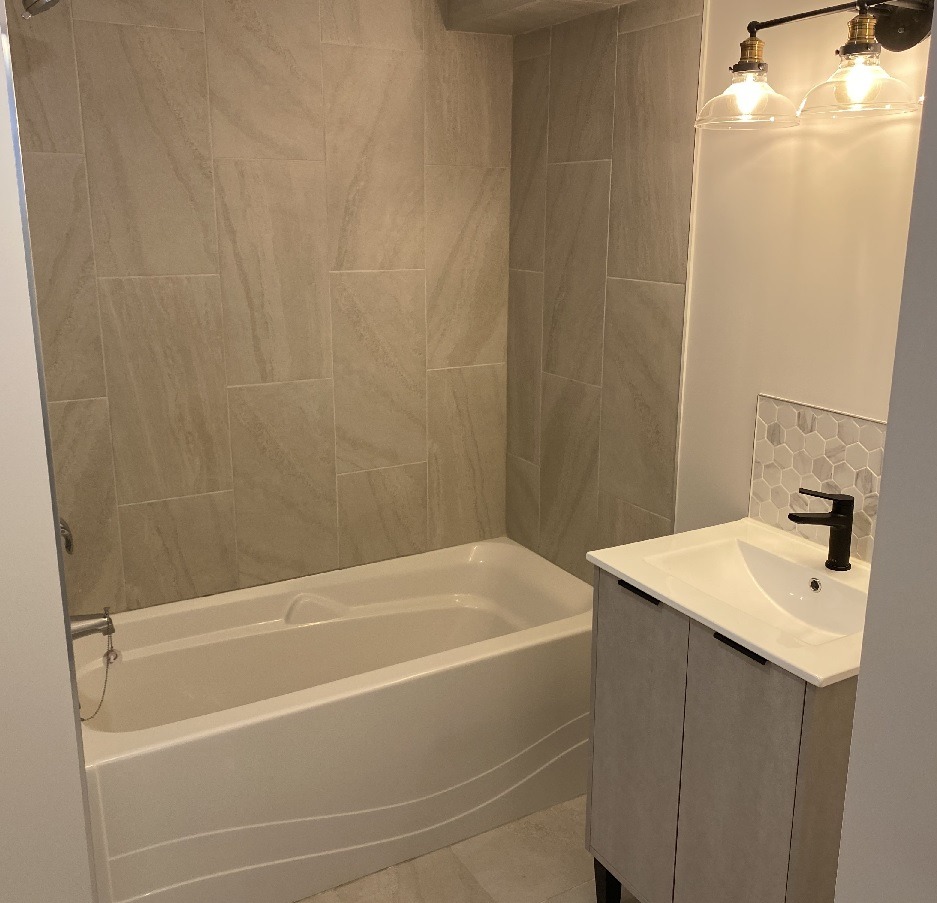 Wanna niezabudowana kaflami osłonięta jest akrylową obudową i wygląda np. tak.