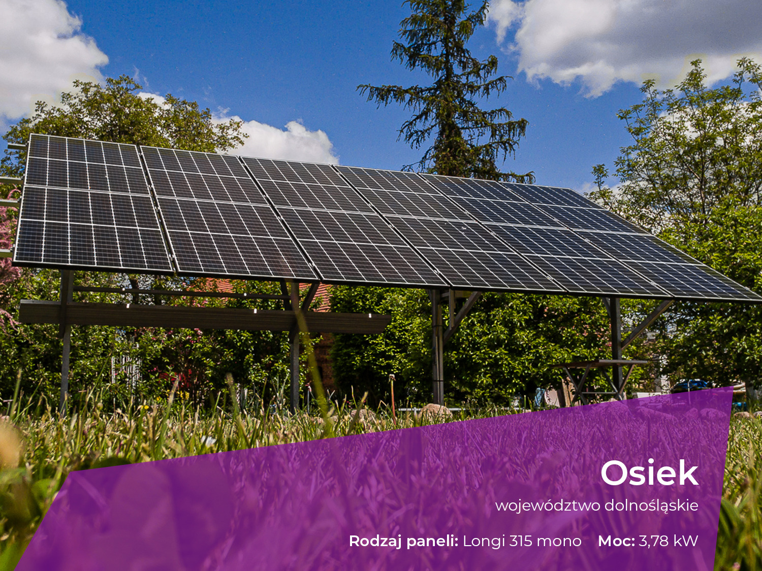 Instalacja fotowoltaiczna z panelami Longi 315 mono o mocy 3.78 kW w Osieku, Dolnośląskie, zamontowana na konstrukcji wsporczej na tle zieleni i nieba.