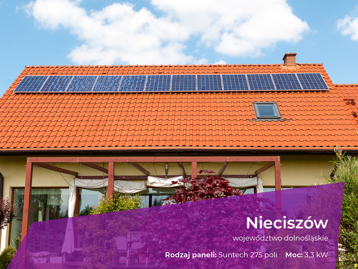 Instalacja paneli słonecznych Suntech 275 poli o mocy 3.3 kW na dachu domu jednorodzinnego w Gdańsku, widok z dołu, dachówka w kolorze ceglastym.
