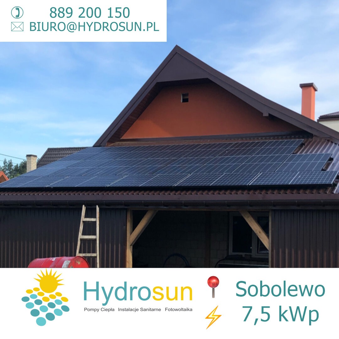 Panele słoneczne na brązowym dachu domu jednorodzinnego, widoczna drabina oparta o ścianę budynku, logo firmy Hydrosun w dolnej części zdjęcia.