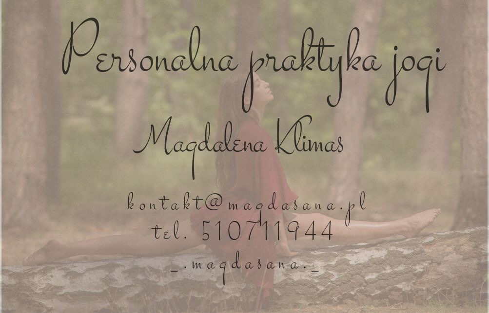 Kobieta w szpagacie na tle leśnym, z nałożonym tekstem informacyjnym o osobistej praktyce i danych kontaktowych.