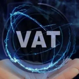 Dłoń podtrzymująca holograficzny napis VAT otoczony wirującą energią na ciemnym, abstrakcyjnym tle.