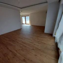 Sufit podwieszany szpachlowanie malowanie natryskowo podłoga