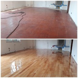 PiASA Przemysław Piaseczny - Porównanie stanu podłogi przed i po renowacji: zmatowiała, czerwona powierzchnia kontra świeżo polakierowany, jasny parkiet w pomieszczeniu z surowymi ścianami.
