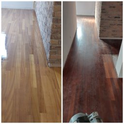 PiASA Przemysław Piaseczny - Porównanie stanu podłogi parkietowej przed i po renowacji, widoczne efekty odświeżenia i wygładzenia drewna, fragment ściany z cegły.