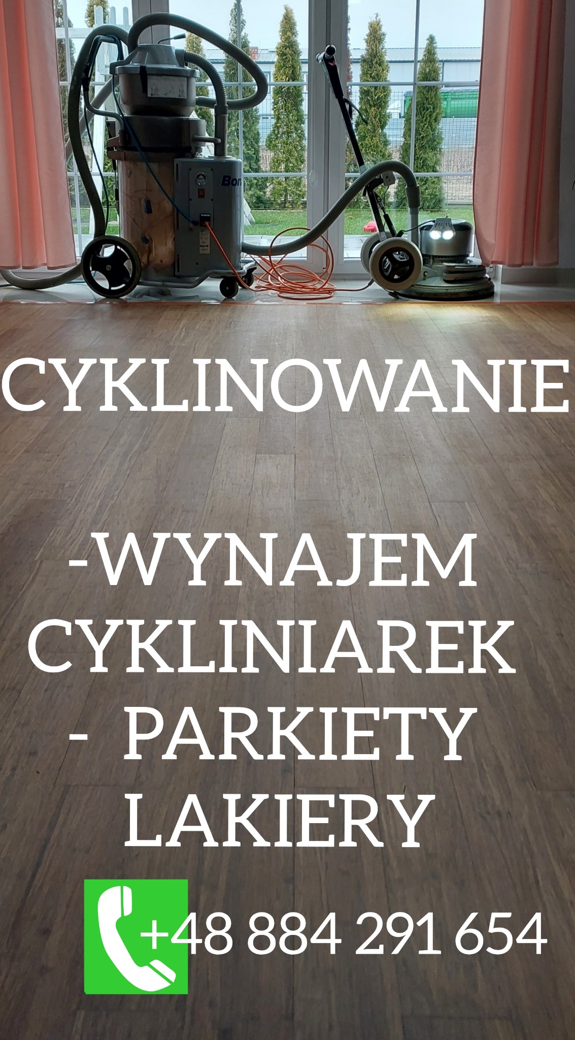Profesjonalna szlifierka do parkietu marki Bon na tle okna z widokiem na zielone tuje, obok odkurzacz przemysłowy, pomarańczowy kabel zasilający na podłodze.