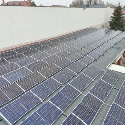 Instalacja o mocy 50 kWp w Kroczycach w województwie śląskim.
Moduły: Astronergy 450W
Inwerter: Solaredge
Konstrukcja ValkPro+ od Van der Valka
