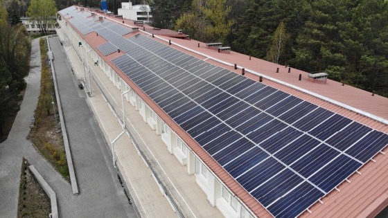 Rozległa instalacja fotowoltaiczna na dachu budynku szpitala w Otwocku, z widocznymi rzędami paneli PV SUNPOWER P19-405-COM i elementami konstrukcji Van der Valk, sfotografowana z góry.