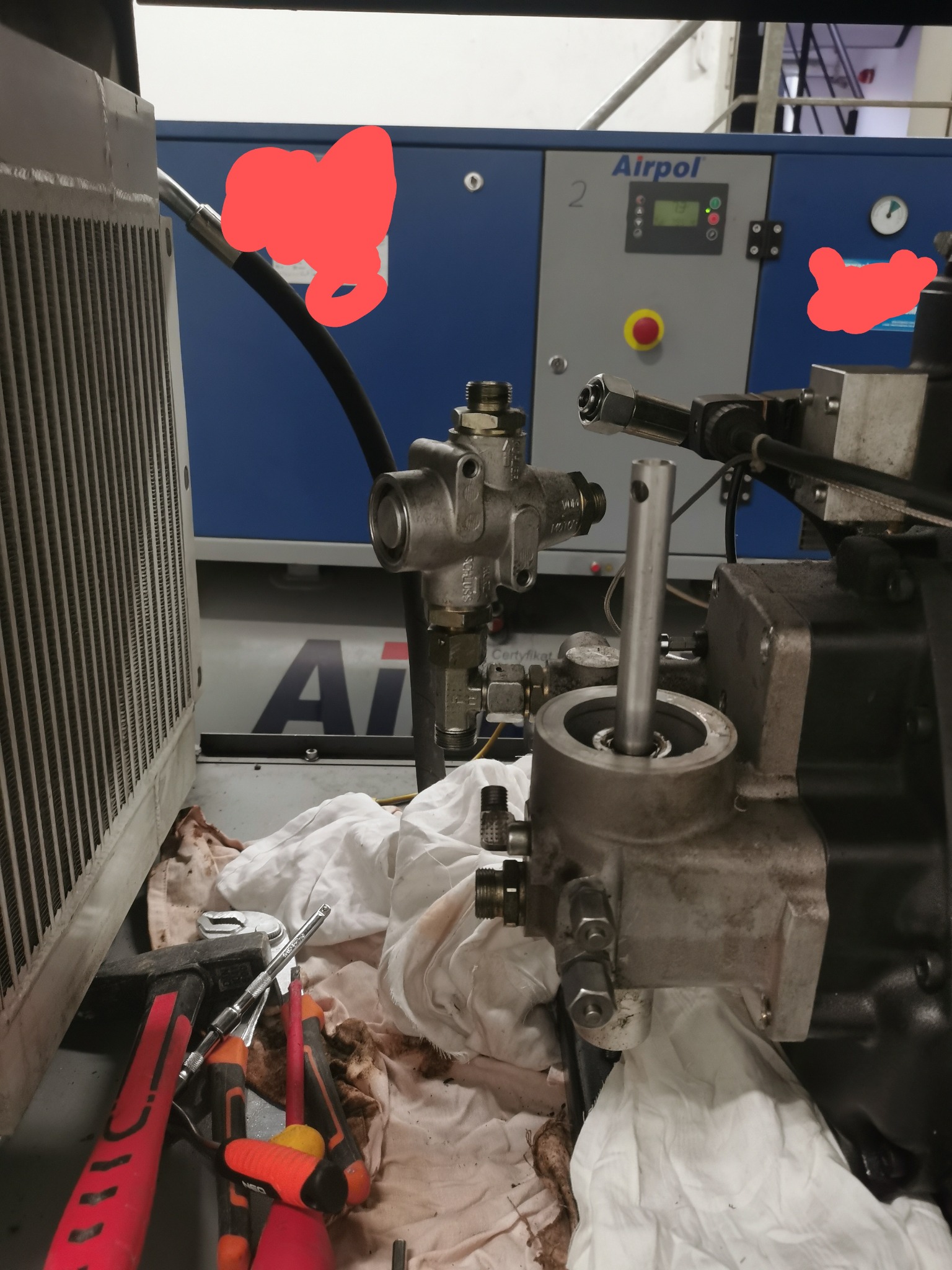 Wymiana elementu który powodował nadmierne zużycie oleju w sprężarce.